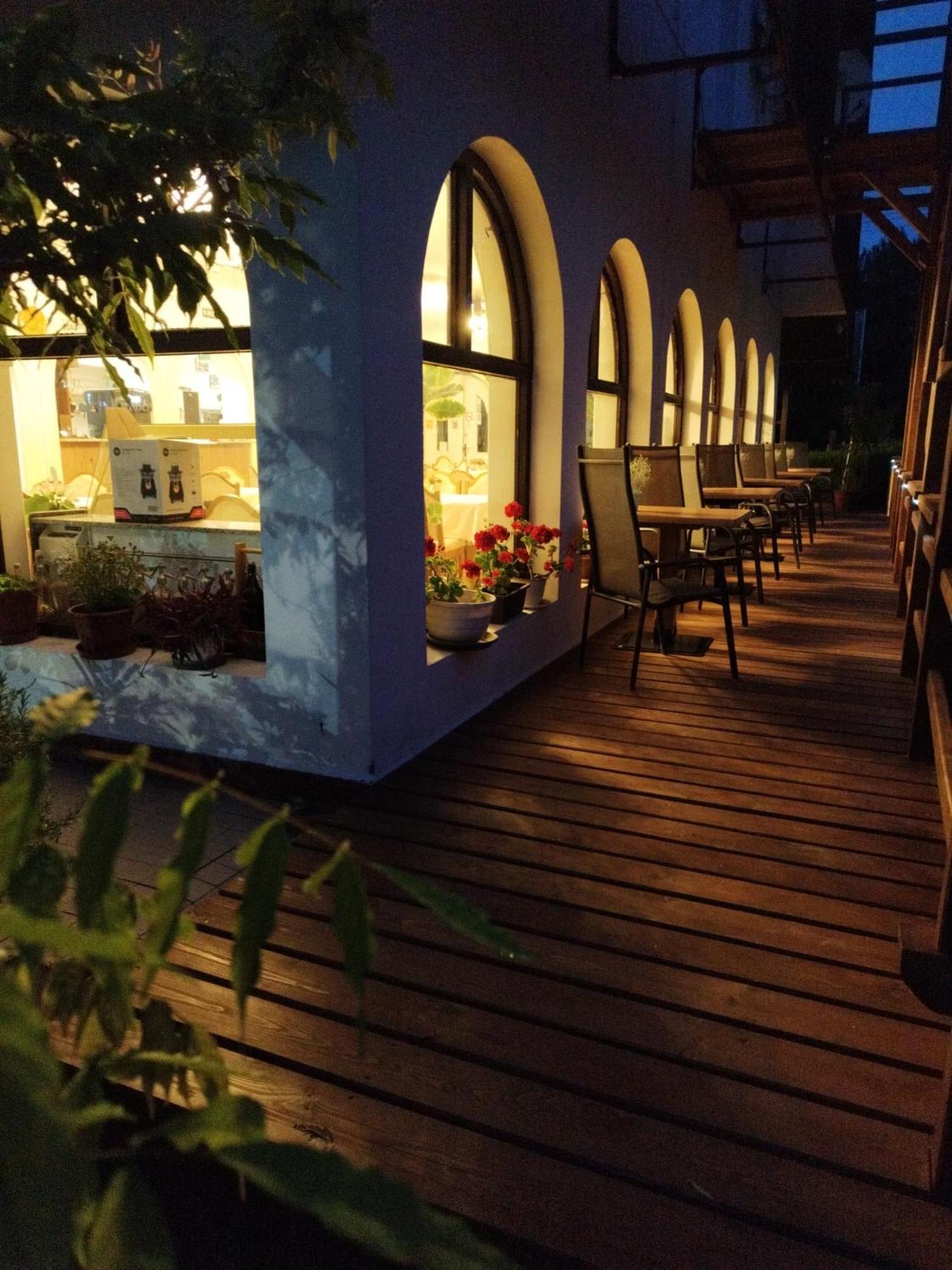 Margareta Etterem Es Vendeghaz Gasthaus Balatonbereny Luaran gambar