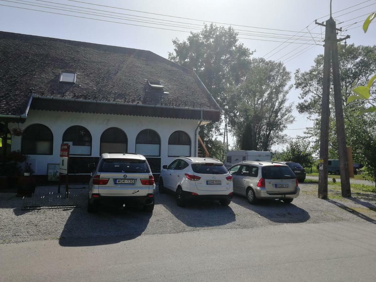 Margareta Etterem Es Vendeghaz Gasthaus Balatonbereny Luaran gambar