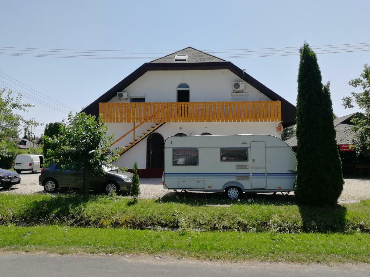 Margareta Etterem Es Vendeghaz Gasthaus Balatonbereny Luaran gambar